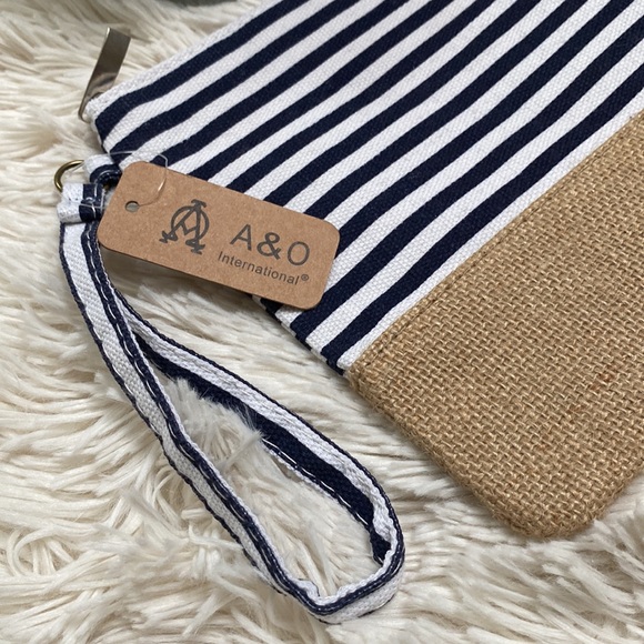 🎉HP🎉 A & O International Striped Wristlet 💗 White Navy & Tan - Picture 5 of 15